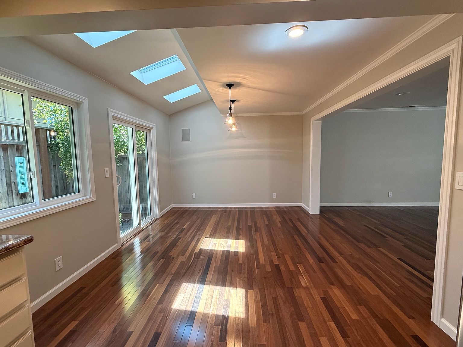 474 Tyndall St photo 3