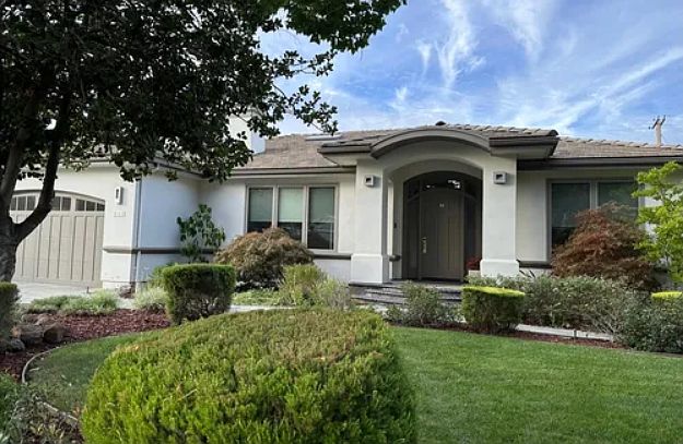 545 Clark Ct photo 2