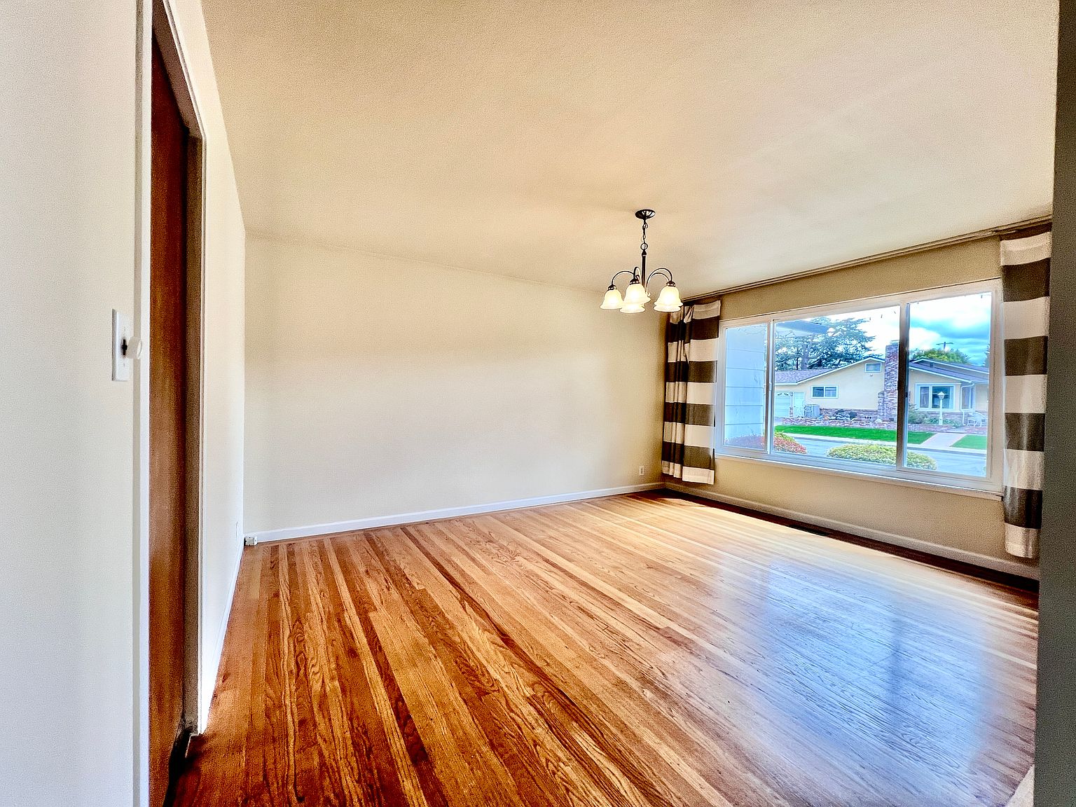 990 Gest Dr photo 3