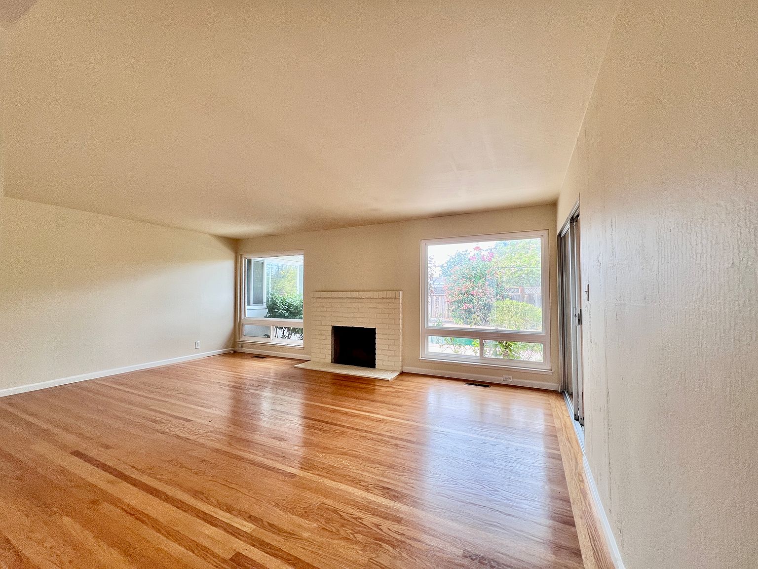 990 Gest Dr photo 2