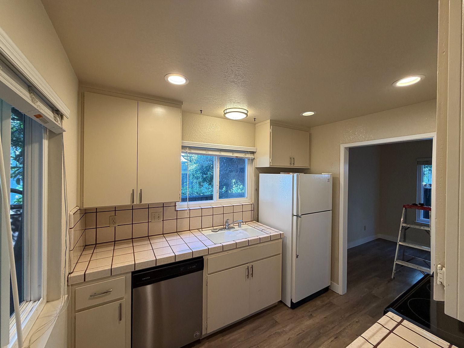 987 Lane Ave photo 3