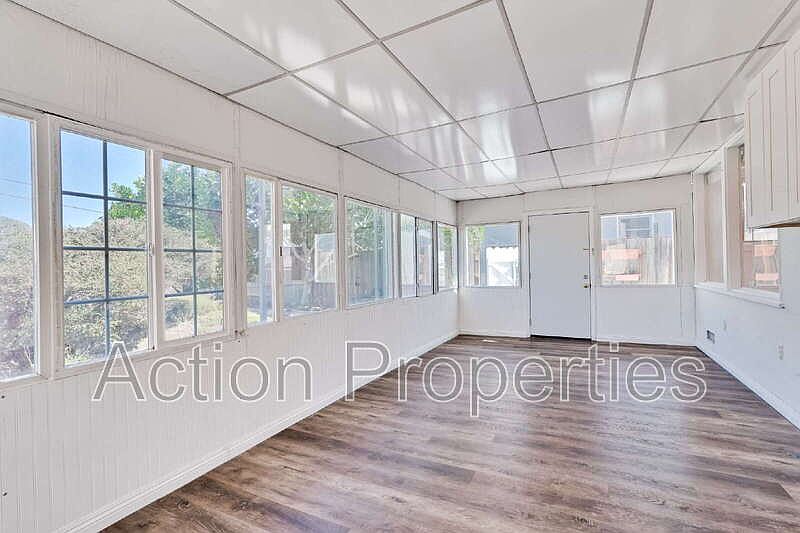 439 Glendale Ave photo 5