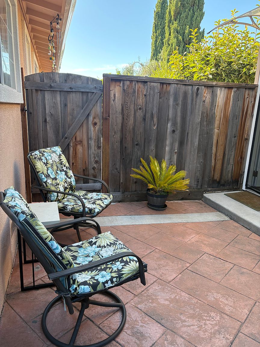 351 Cypress Ave photo 4