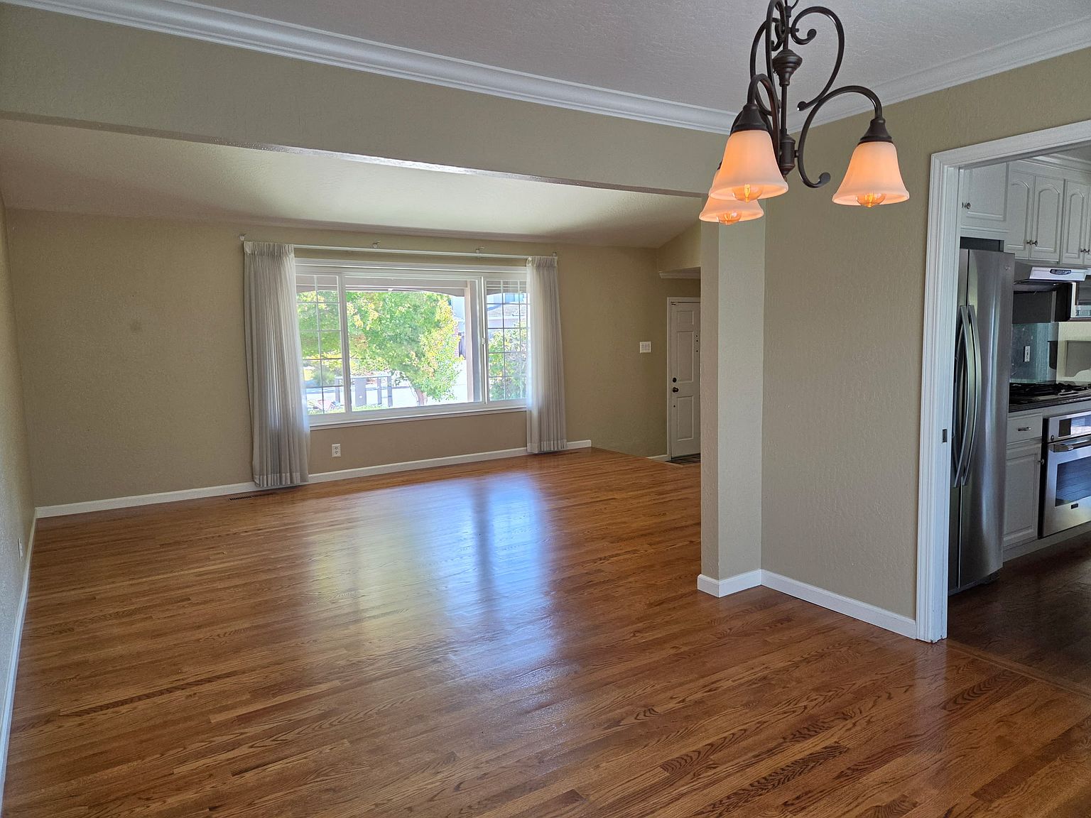 645 Spruce Dr photo 3