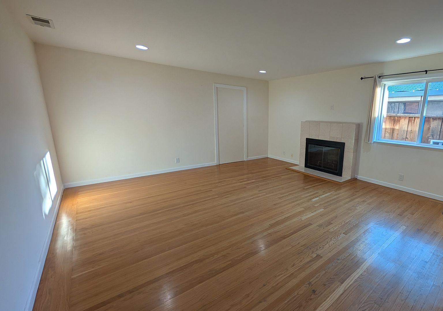 3278 Fowler Ave photo 4