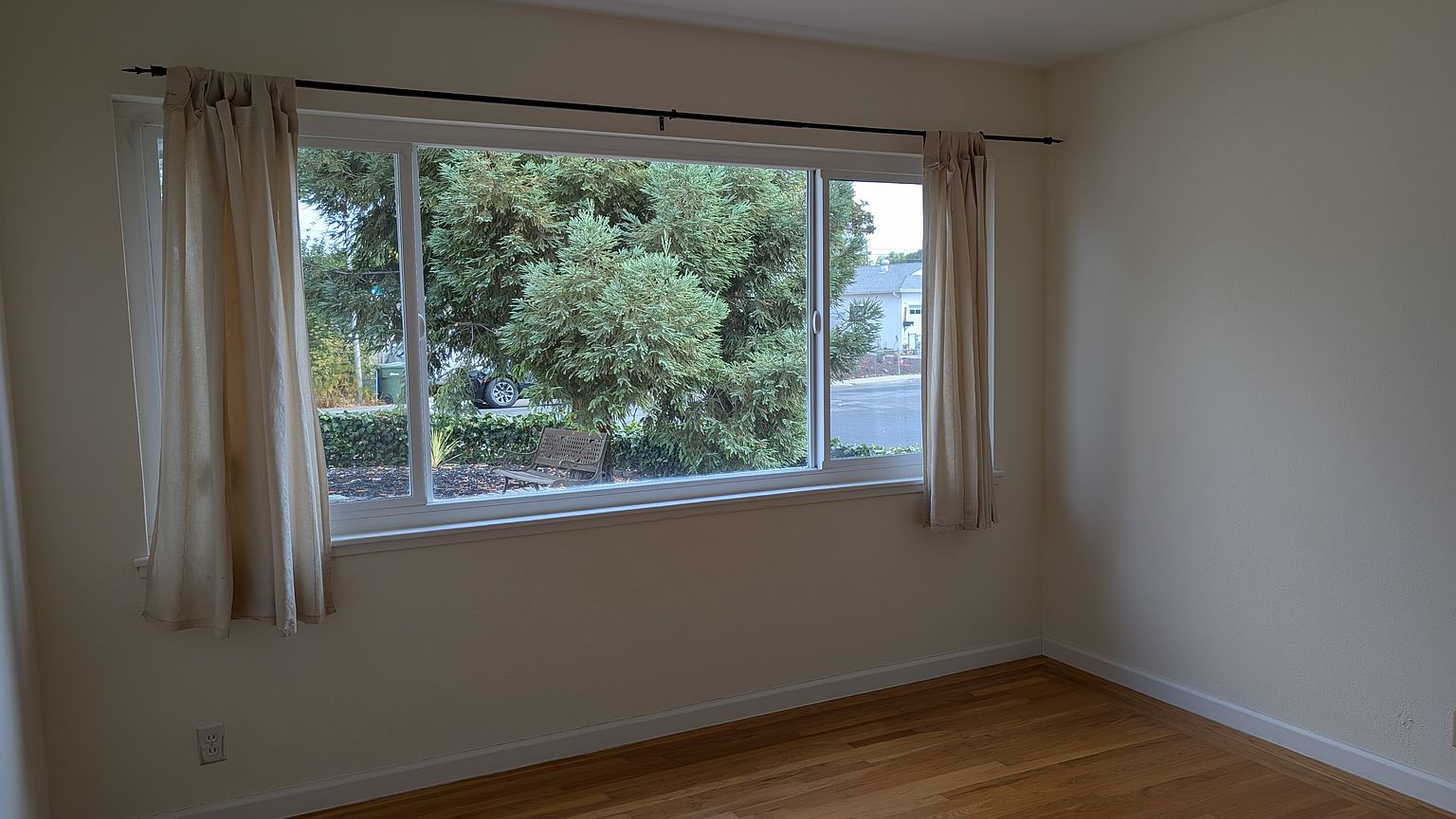 3278 Fowler Ave photo 5