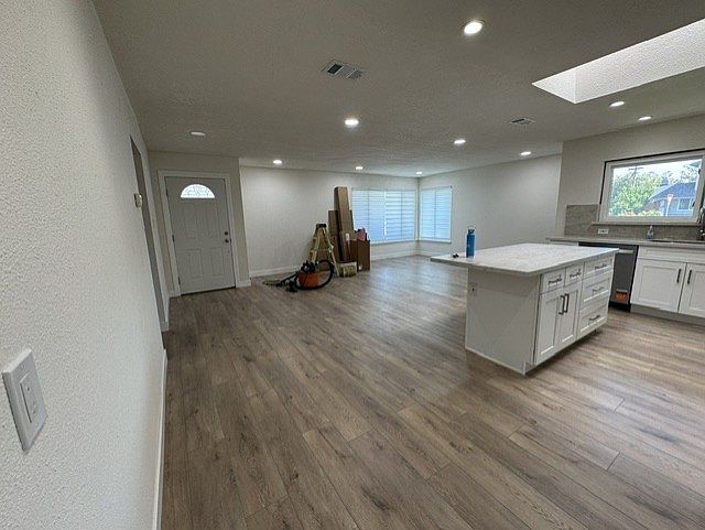 2420 Fordham Dr photo 3