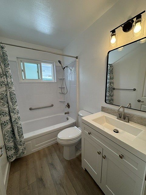 2420 Fordham Dr photo 4