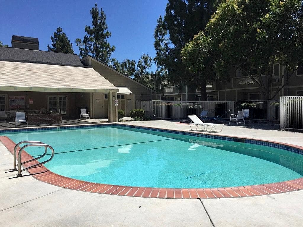 1510 Four Oaks Cir photo 2