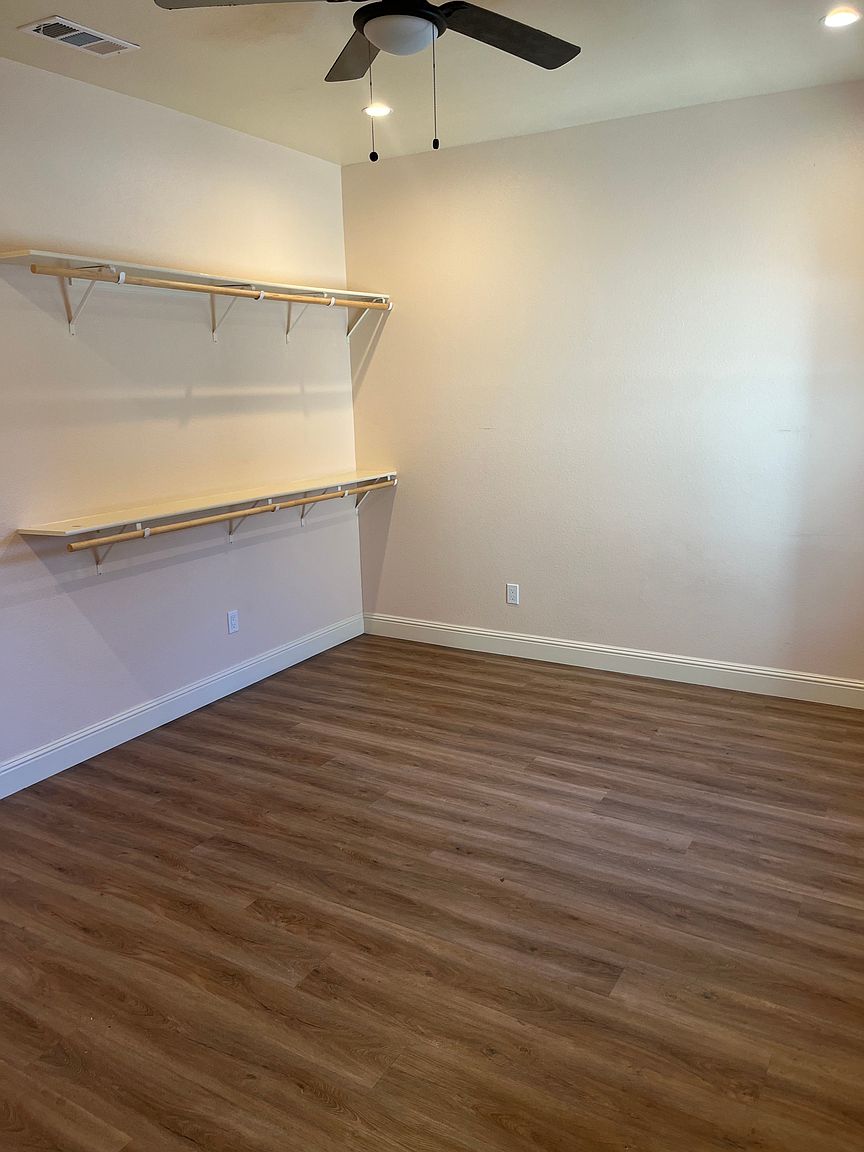696 Vine St photo 4