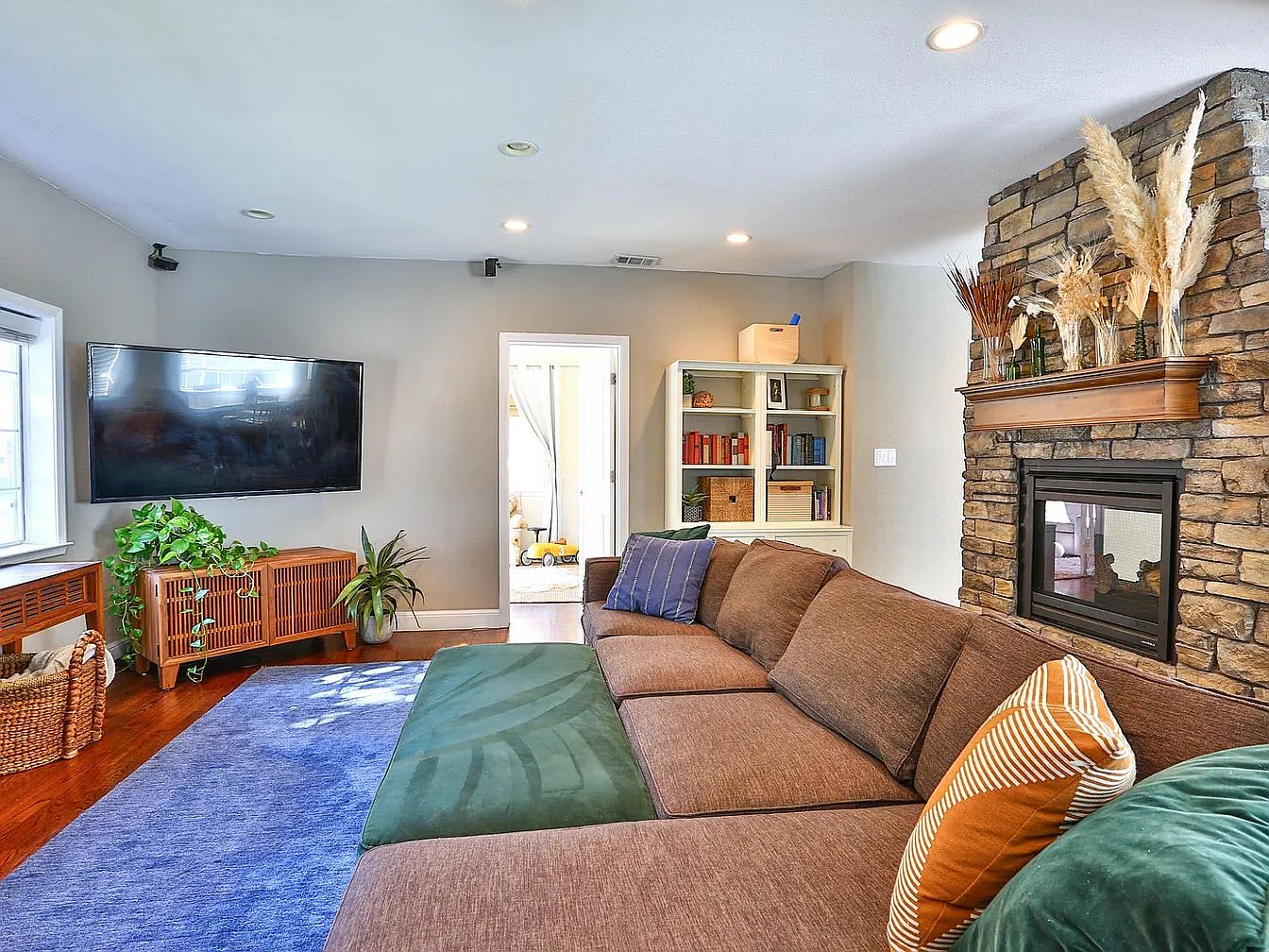 581 Brooks Ave photo 4