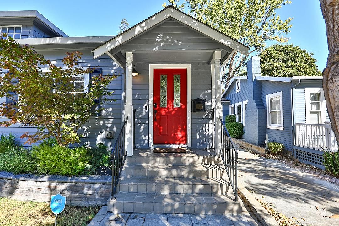 581 Brooks Ave photo 2