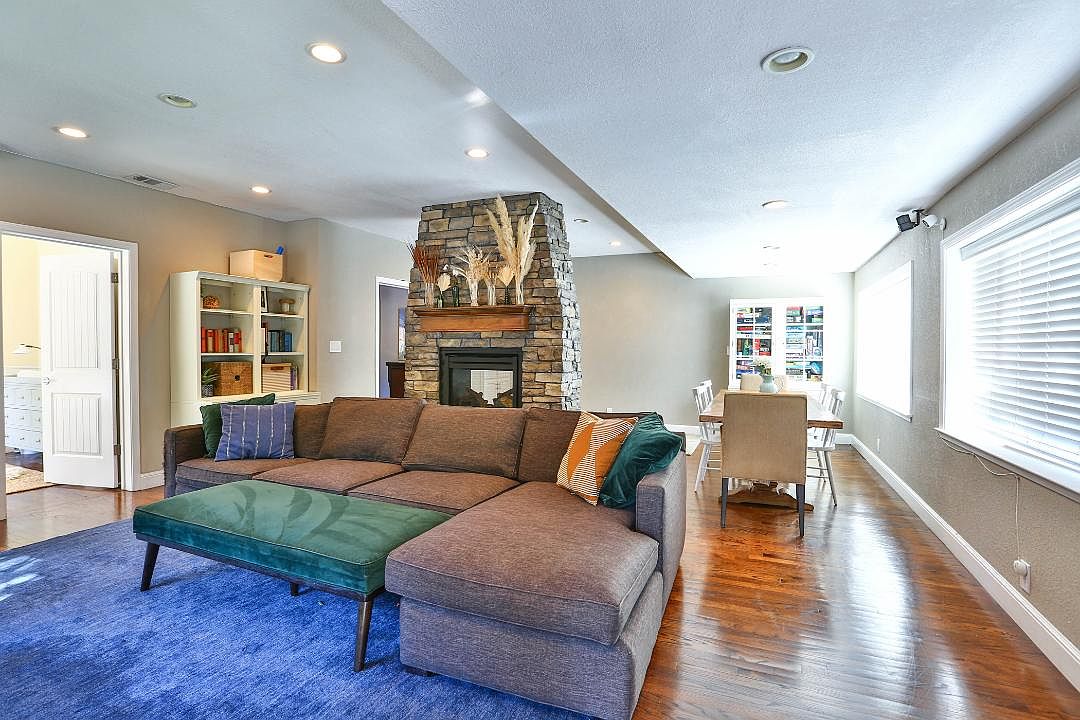 581 Brooks Ave photo 3
