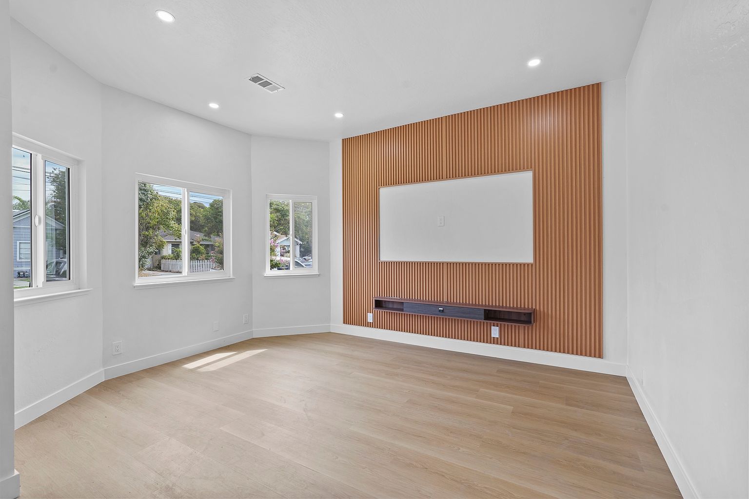 841 Harrison St photo 3
