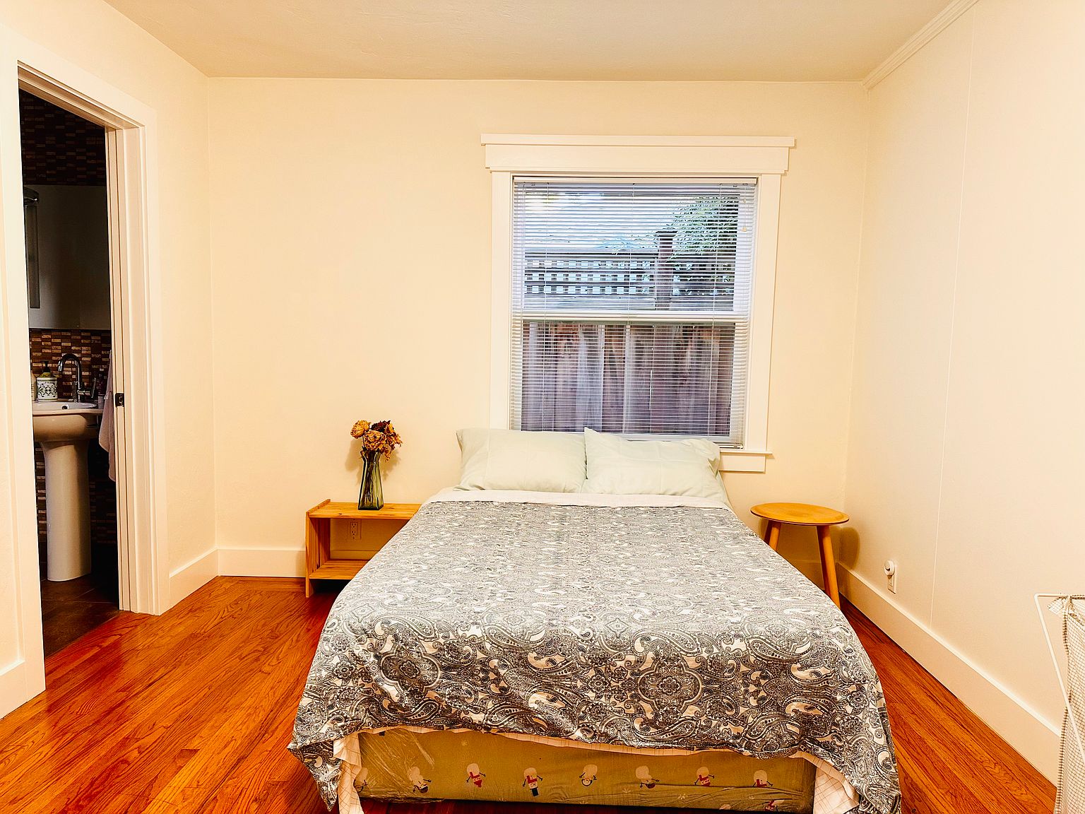 2276 Newhall St photo 4