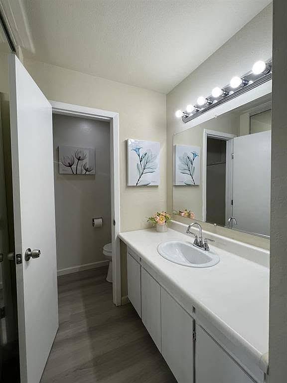 1050 Delna Manor Ln photo 3