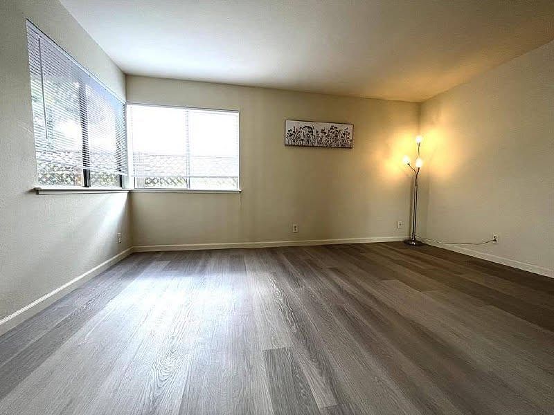 1050 Delna Manor Ln photo 2