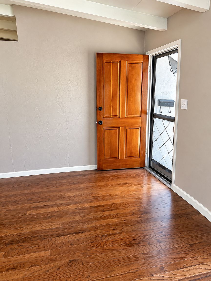 2523 Rose Way photo 2