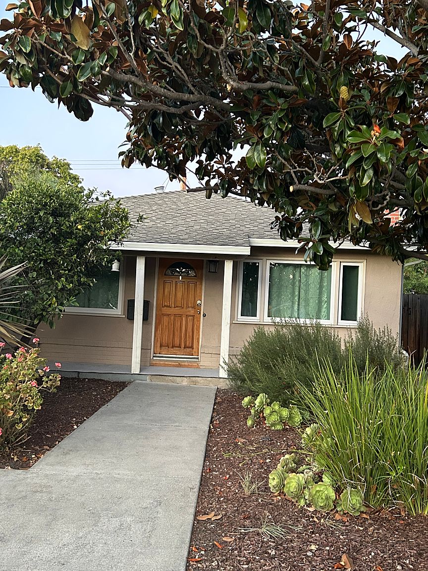 1047 Las Palmas Dr photo 2