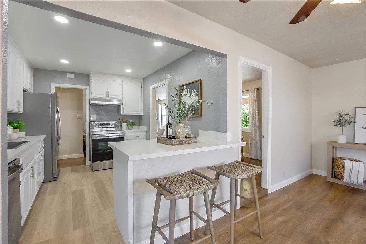 1047 Las Palmas Dr photo 5