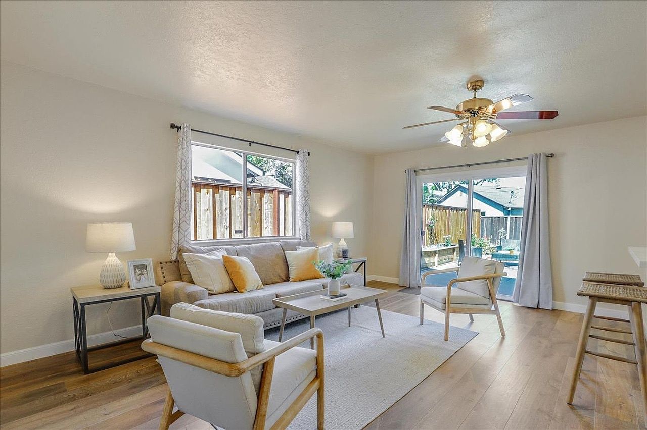 1047 Las Palmas Dr photo 3