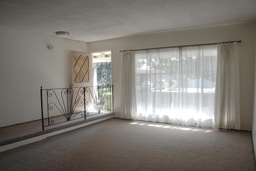 990 Live Oak Dr photo 3