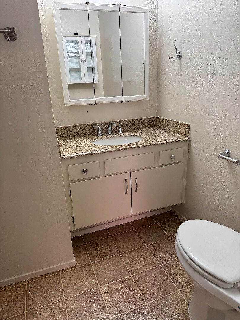 1033 Alta Mira Dr photo 3