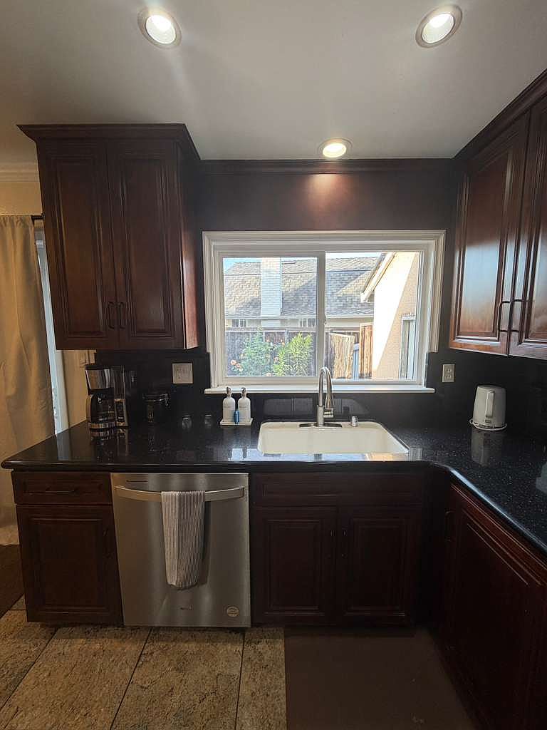 576 Pomeroy Ave photo 4