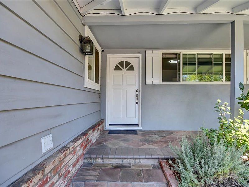 1643 Swallow Dr photo 2