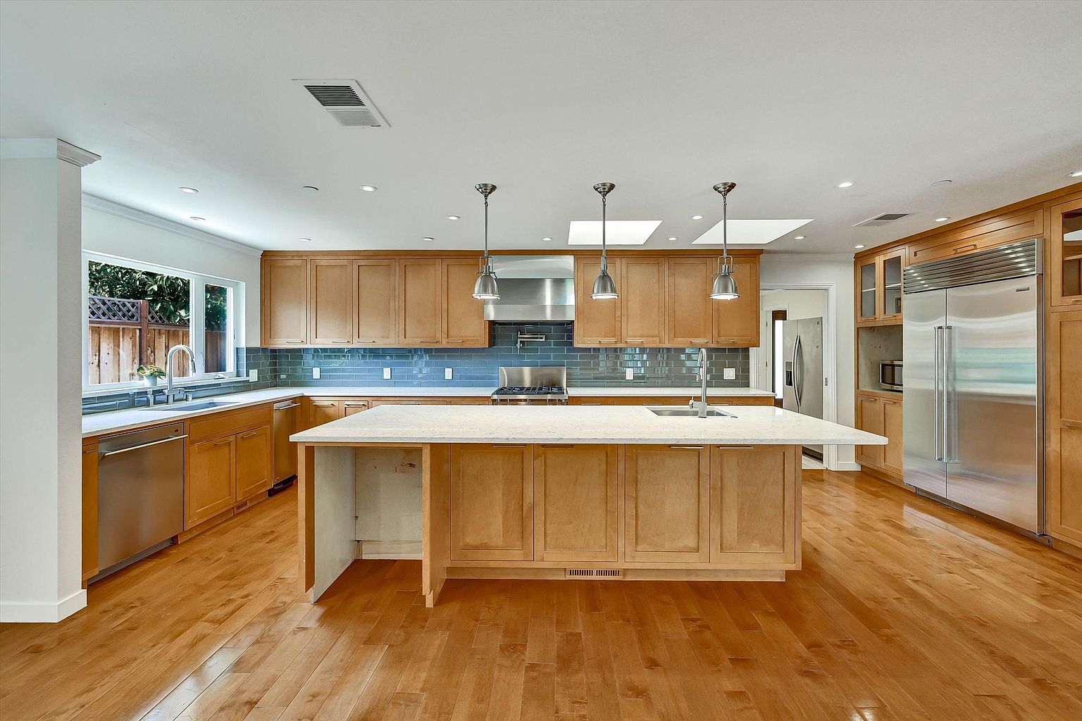 1681 Kensington Ave photo 2