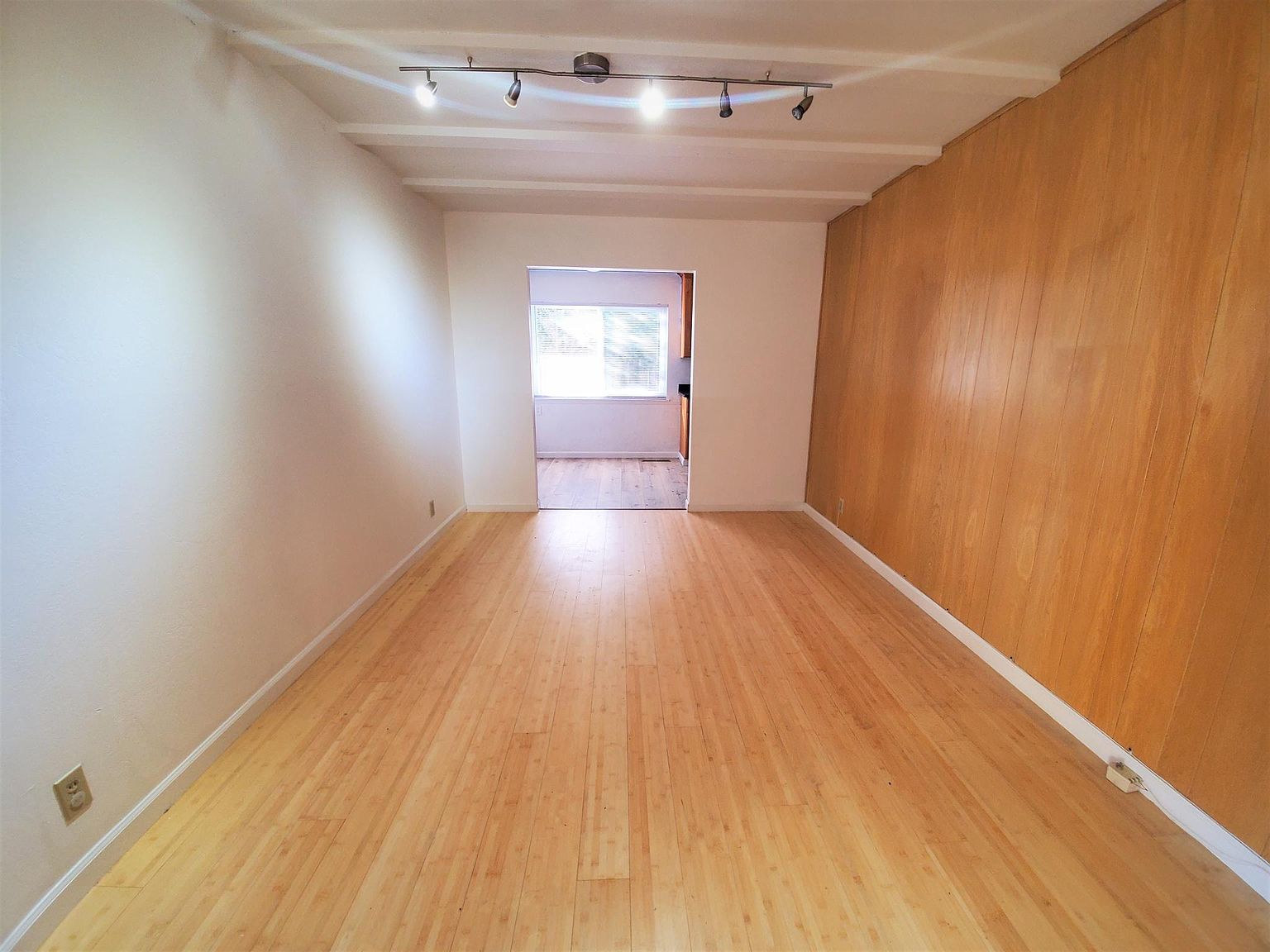 977 Helena Dr photo 2