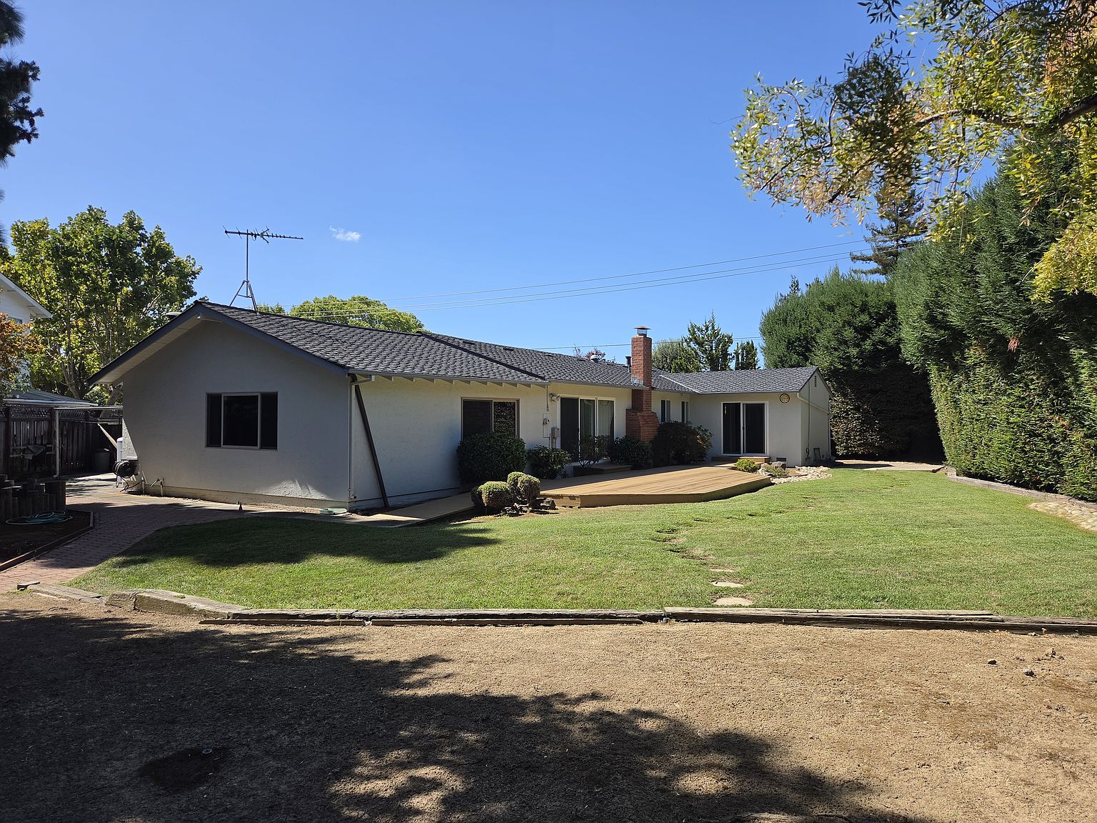 785 Cathedral Dr photo 3