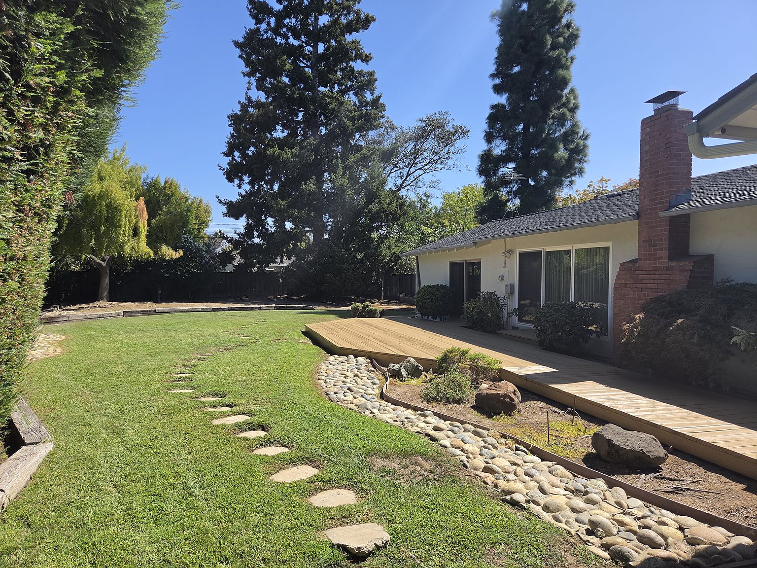 785 Cathedral Dr photo 2
