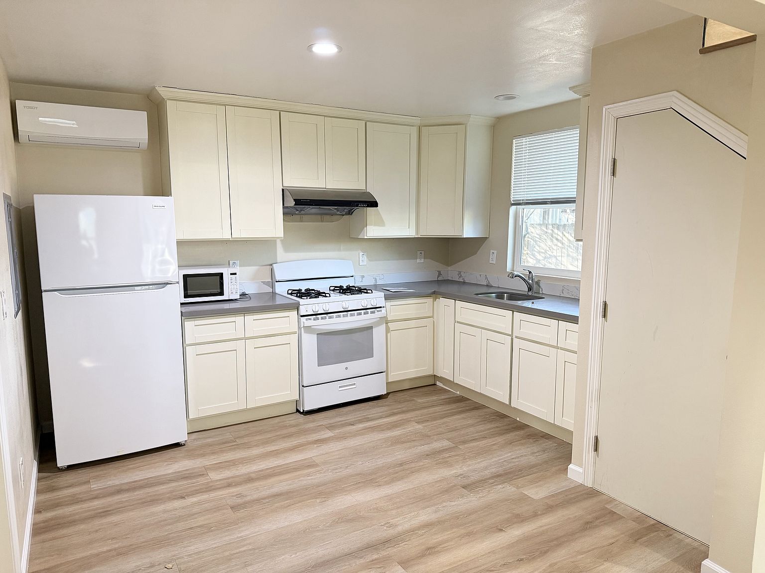 21075 Greenleaf Dr photo 2