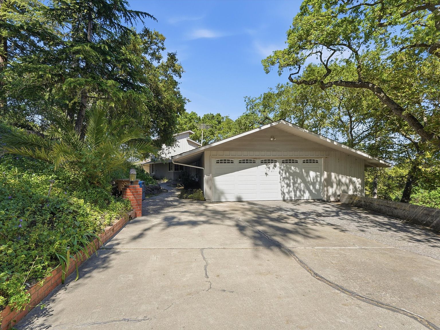 624 Oakridge Dr photo 4