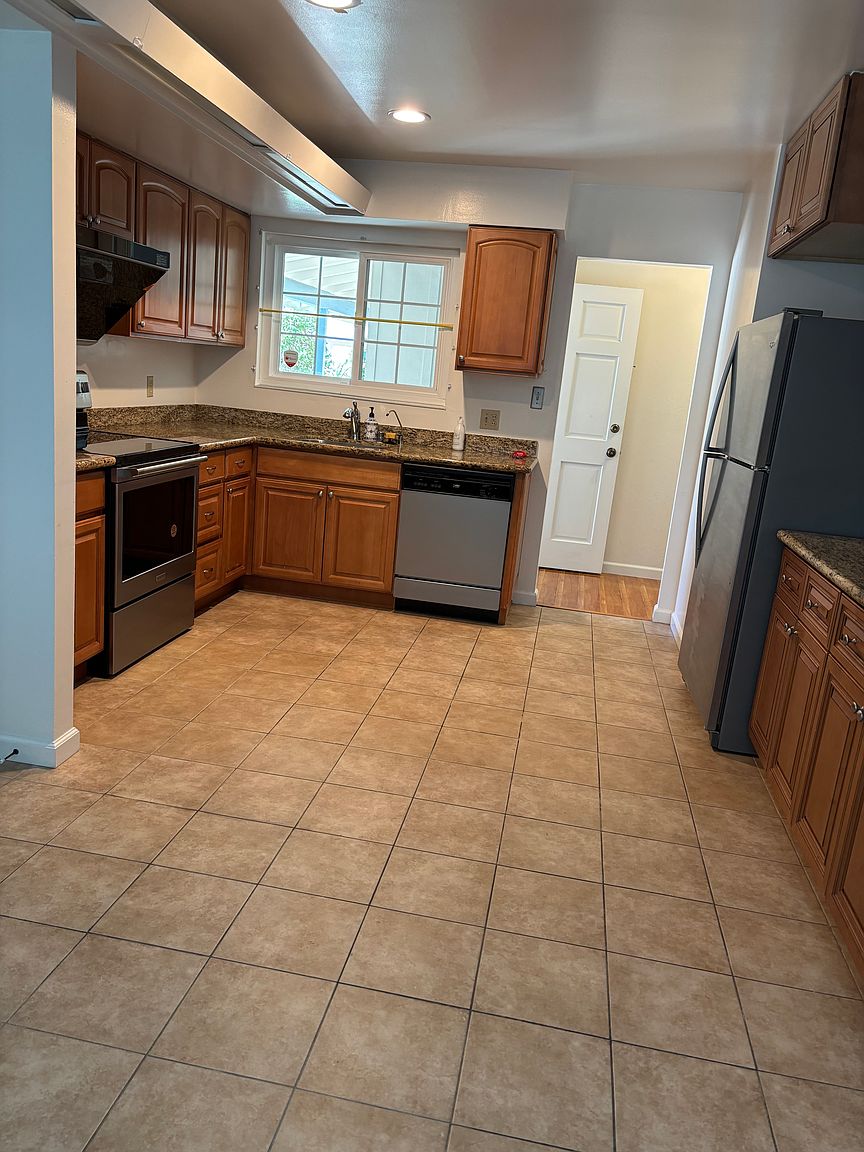 6343 Atherwood Ave photo 3