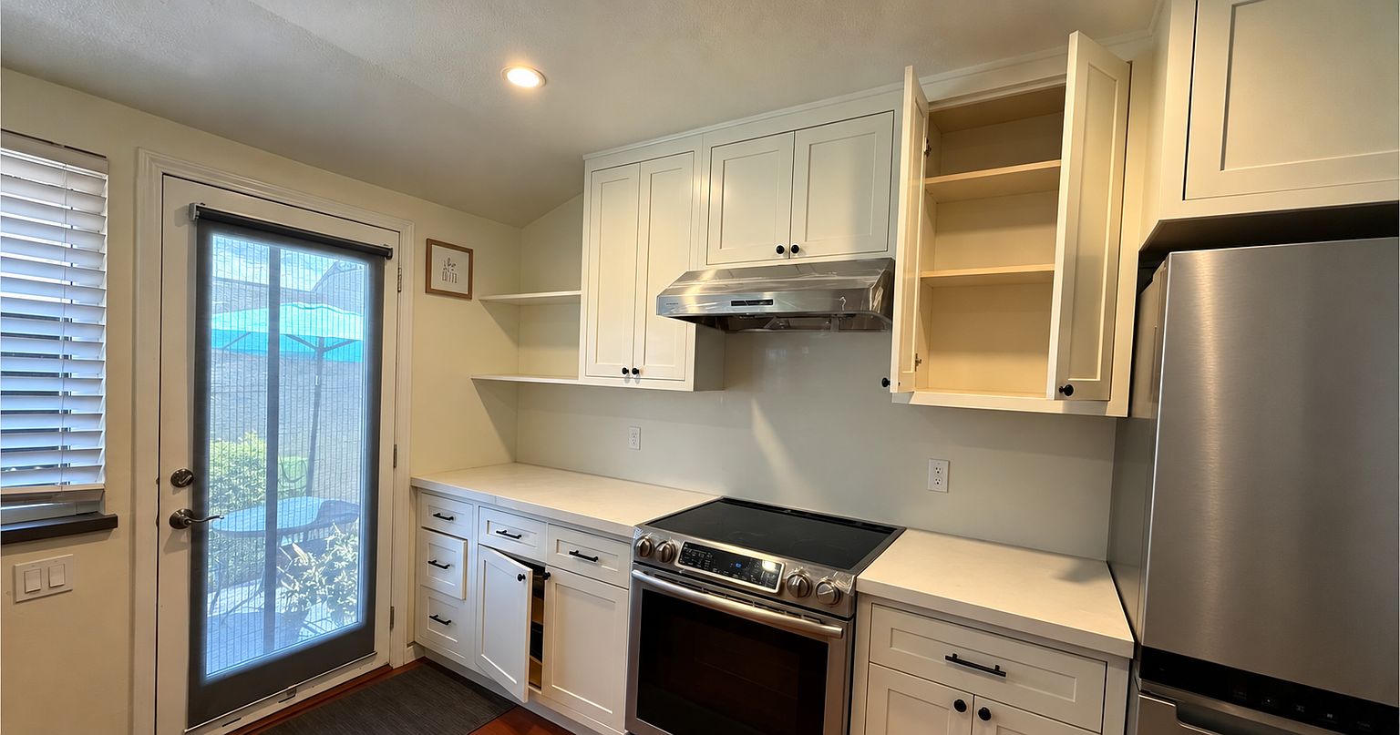 1093 Norfolk Dr photo 2