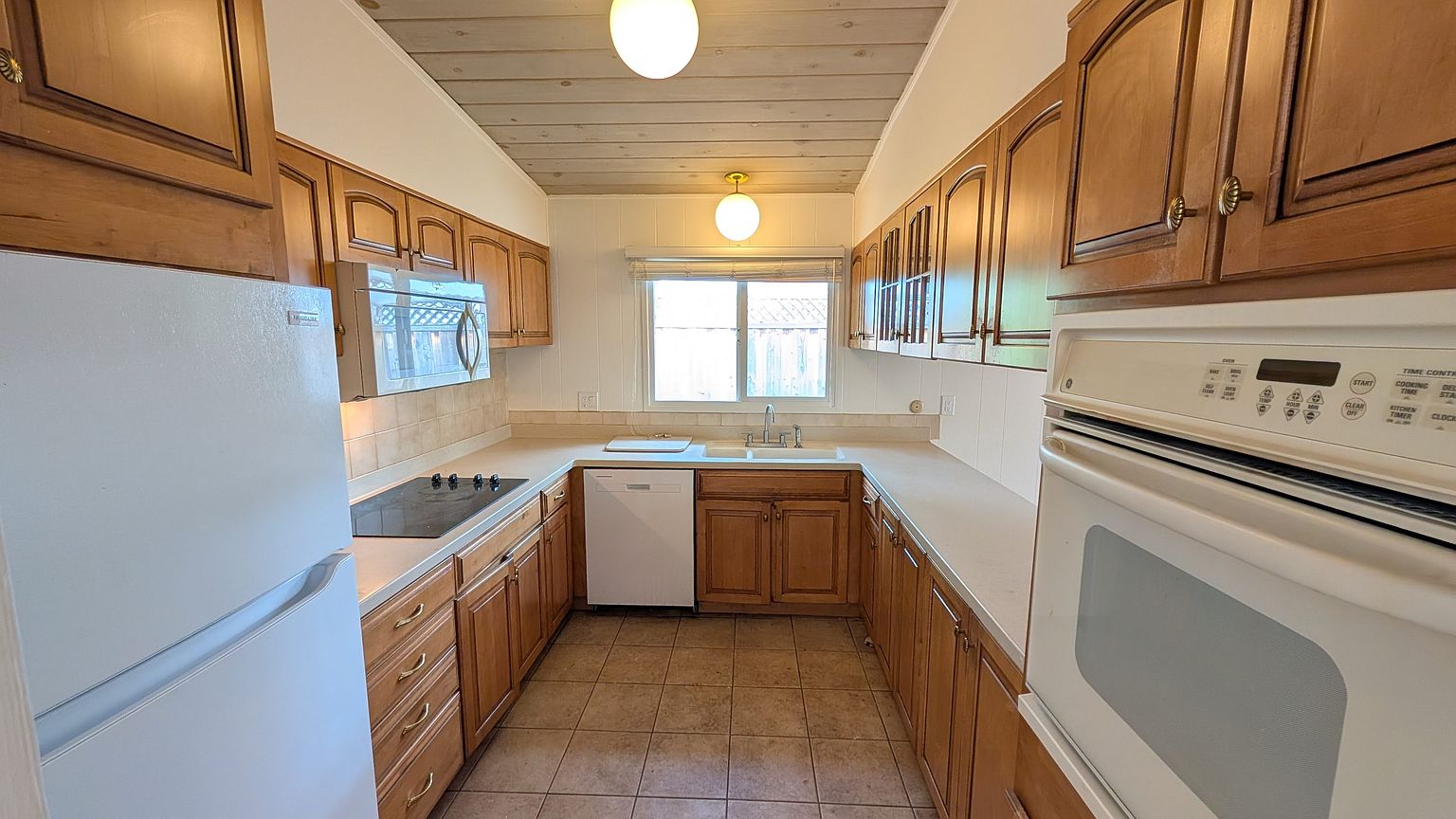 1076 Oaktree Dr photo 5