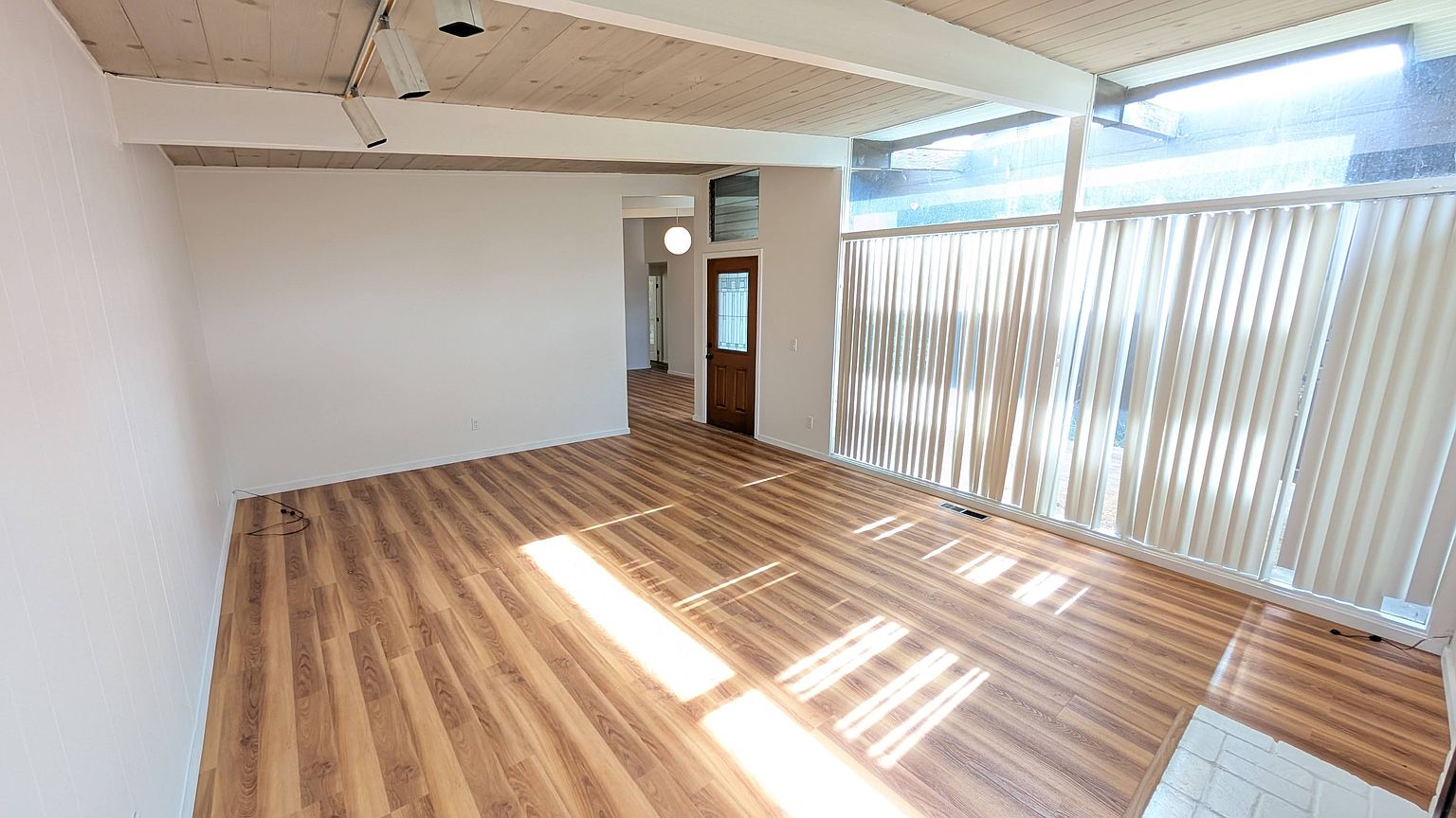 1076 Oaktree Dr photo 3