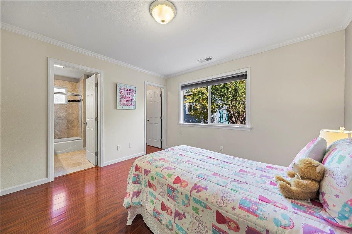 4892 Moorpark Ave photo 2