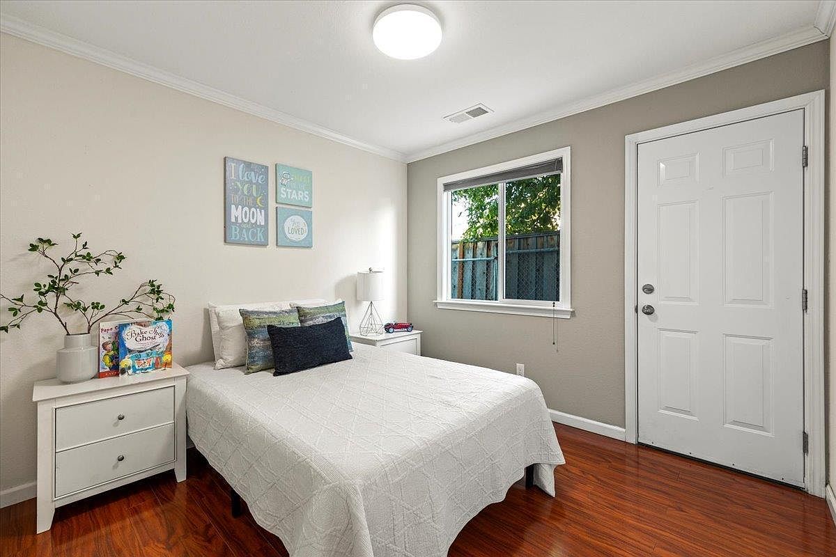 4892 Moorpark Ave photo 4