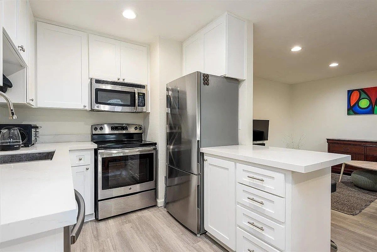 Available Now Is A Beautiful Condo Located In Campbell! photo 3