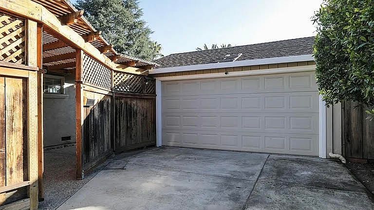 1150 Shamrock Dr photo 2