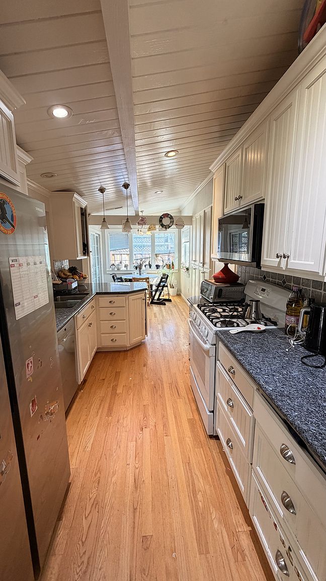 15105 Dickens Ave photo 2