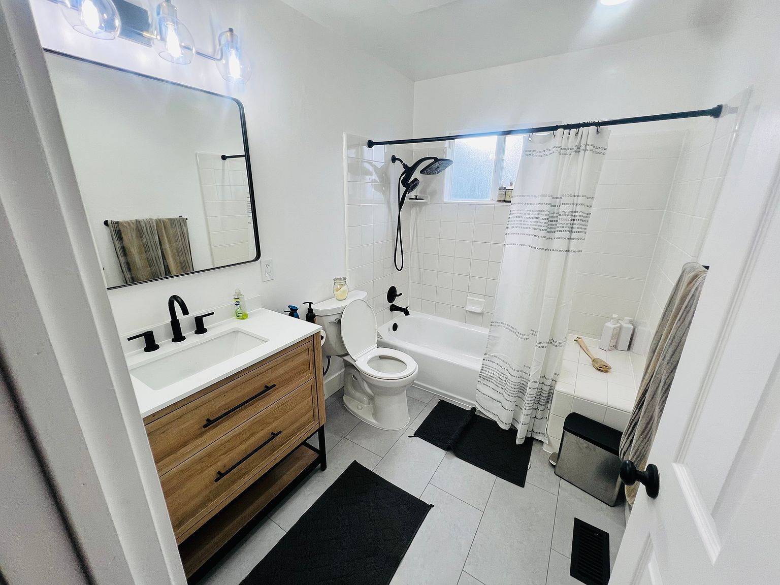 1846 Frobisher Way photo 2