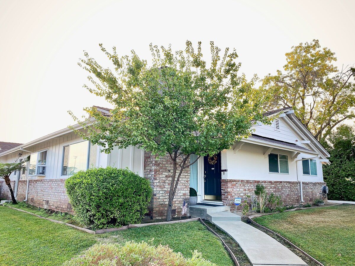 1736 Hillsdale Ave photo 2
