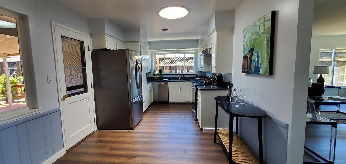 1692 Noreen Dr photo 2