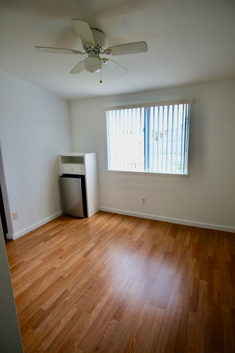 684 E Julian St photo 2