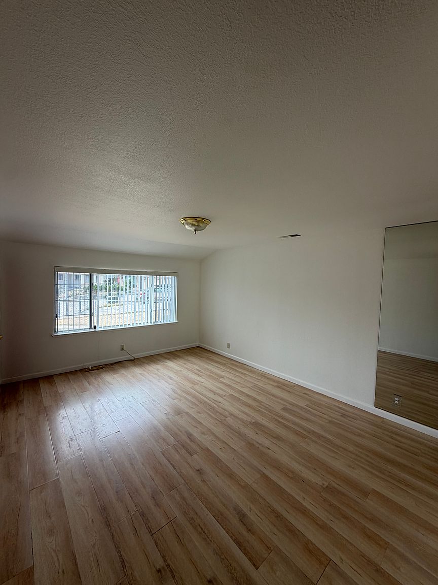 1640 Parkdale Way photo 2