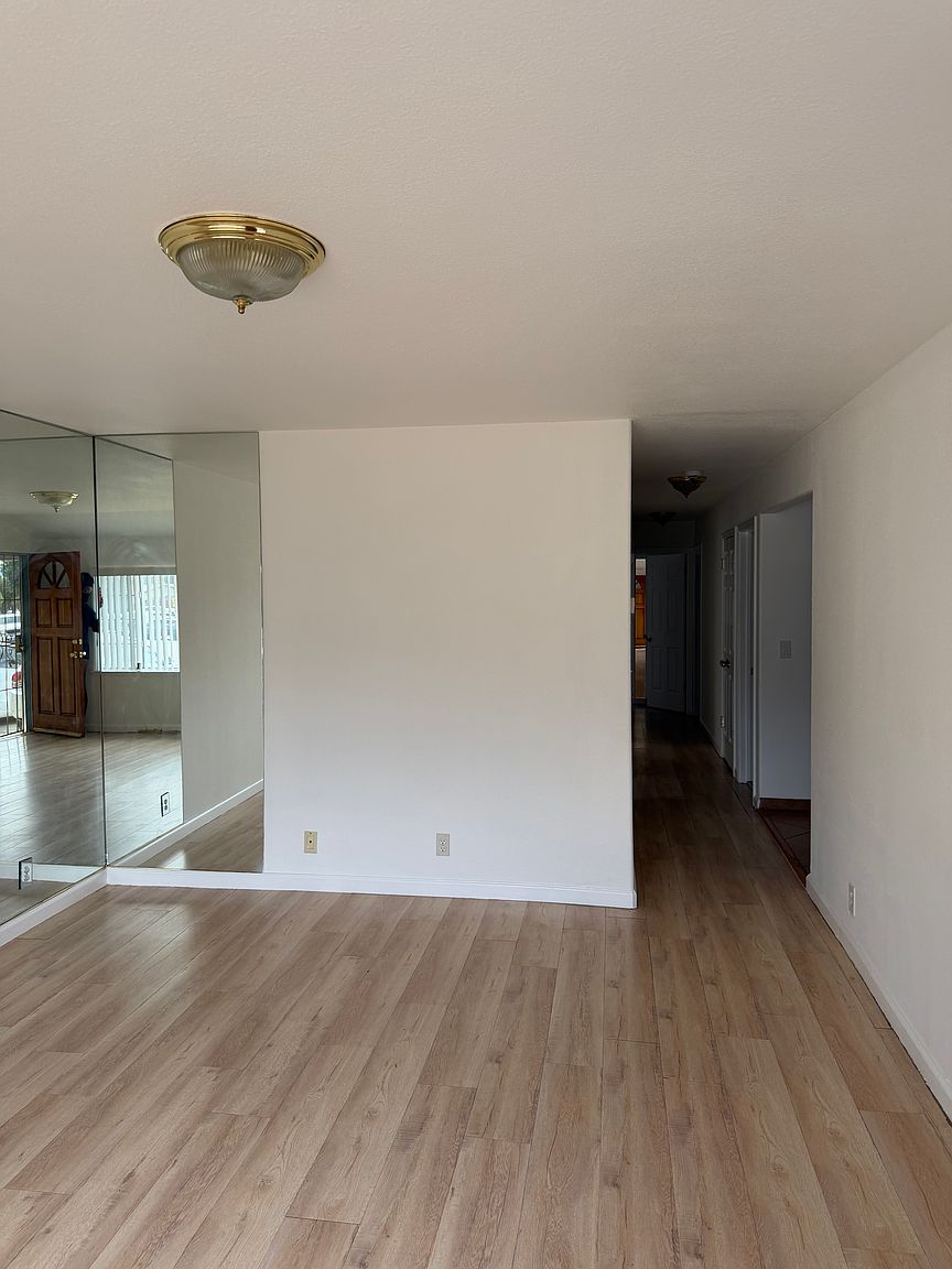 1640 Parkdale Way photo 3